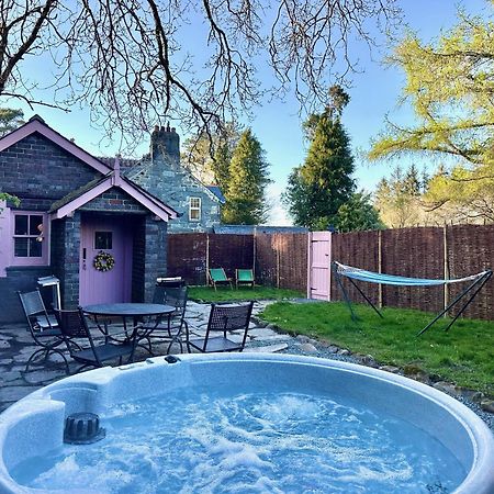 Tiny Romantic Retreat With Hot Tub On A Country Estate Near Cardigan Bay In Eryri Snowdonia Llanbedr  Esterno foto