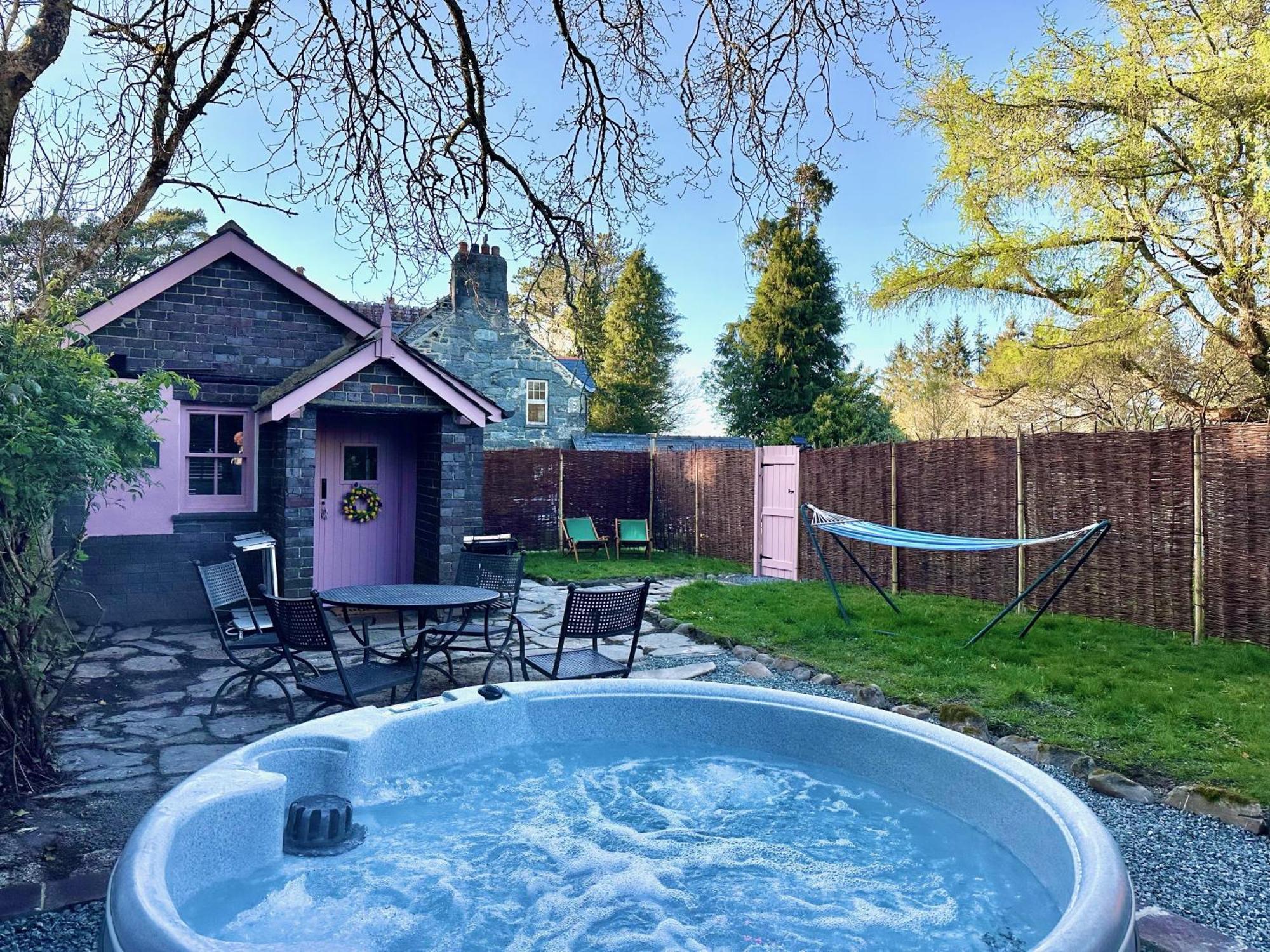Tiny Romantic Retreat With Hot Tub On A Country Estate Near Cardigan Bay In Eryri Snowdonia Llanbedr  Esterno foto