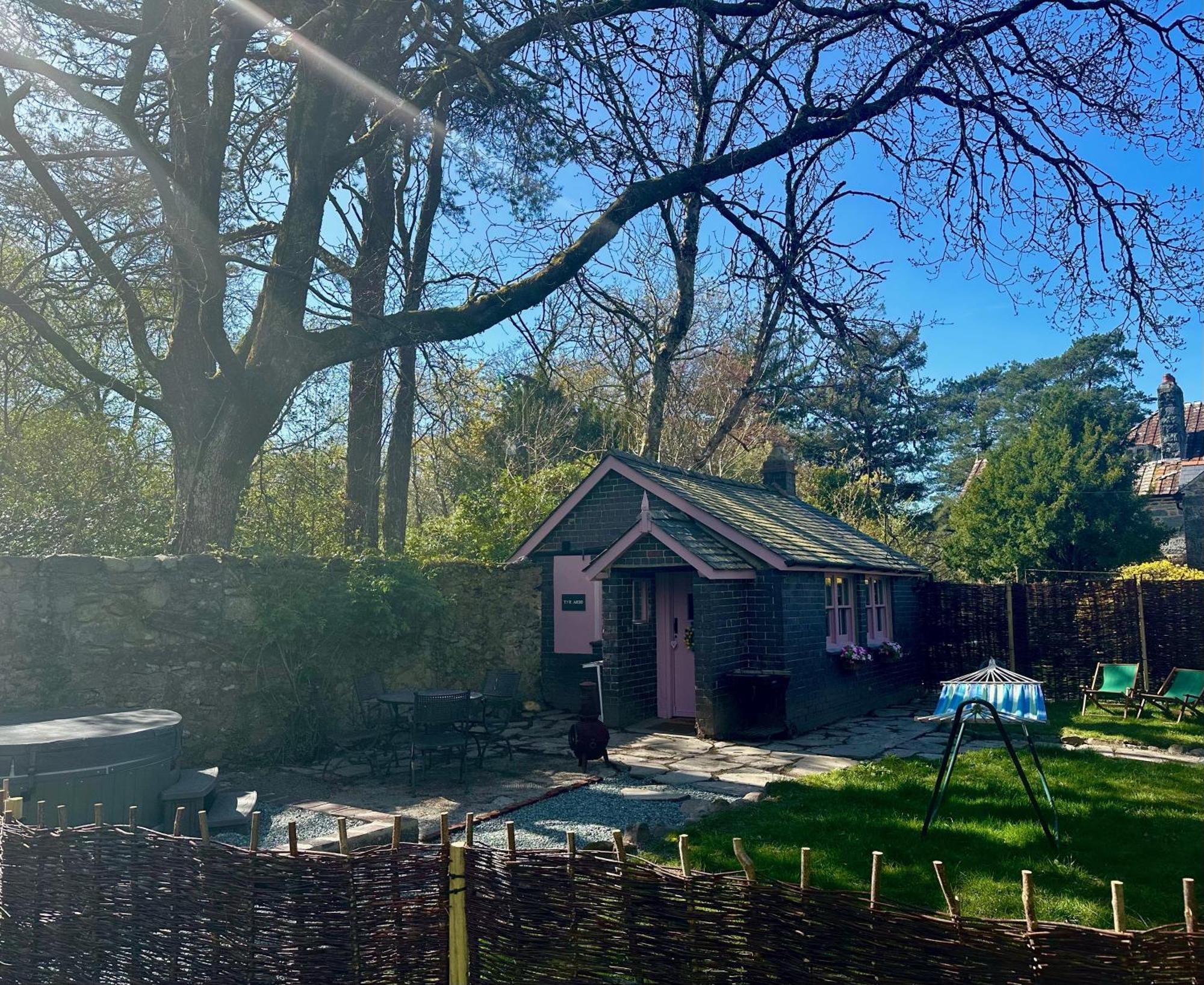 Tiny Romantic Retreat With Hot Tub On A Country Estate Near Cardigan Bay In Eryri Snowdonia Llanbedr  Esterno foto